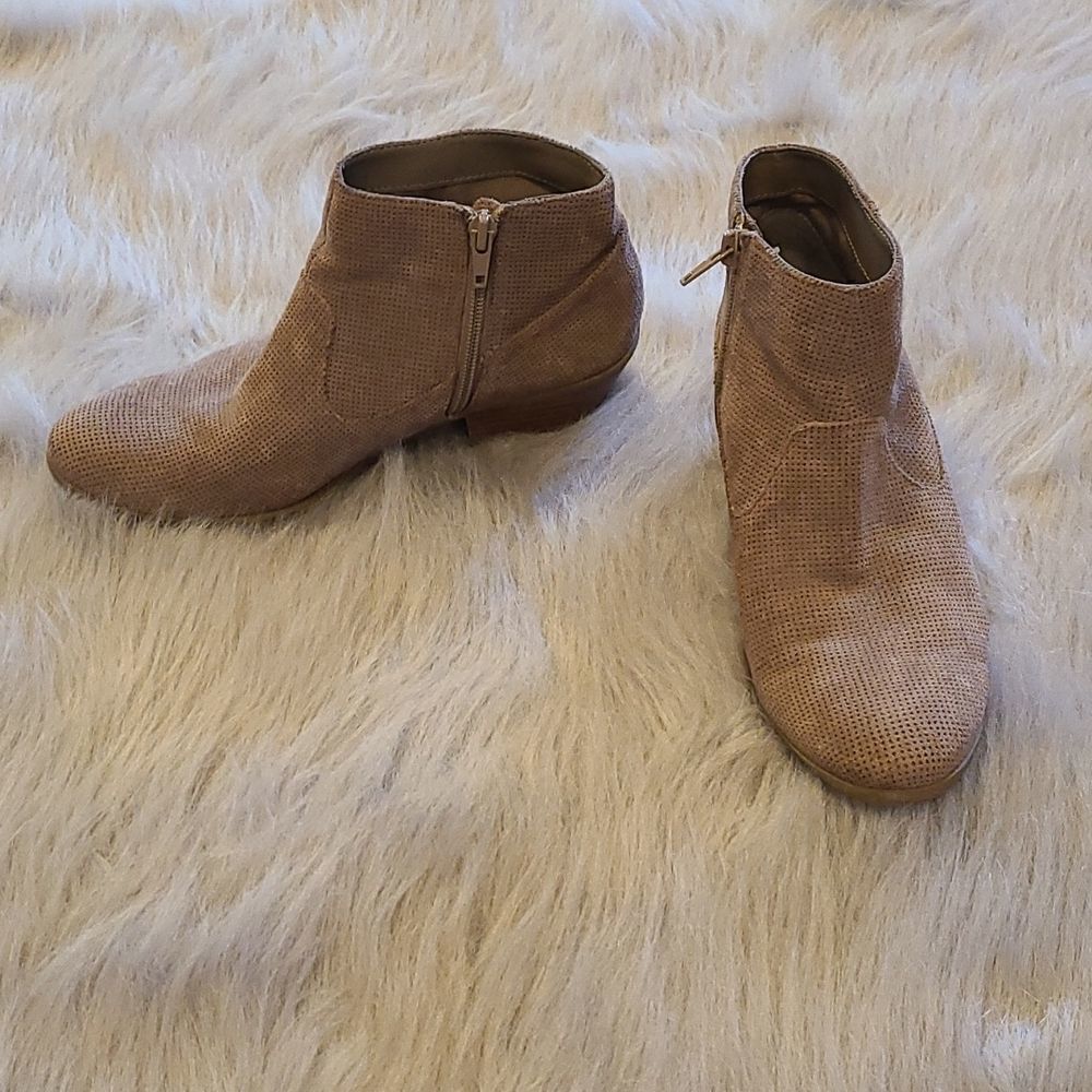 Steve Madden womens tan suade ankle booties with zipper sides‎ size 6 1/2